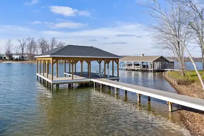 Image de New 6br Luxury Lakefront Lake Anna Boathouse!