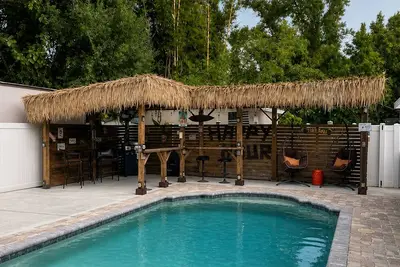 Image de \nLuxury Heated Pool 🔥 Tiki Bar • Sleeps 12 • Near Busch Gardens & Tpa Airport