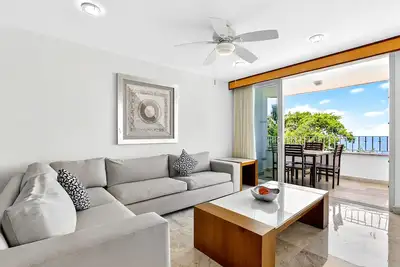 Image de Luxury hillside suite with infinity pool, ocean views, hot tub & terrace seating