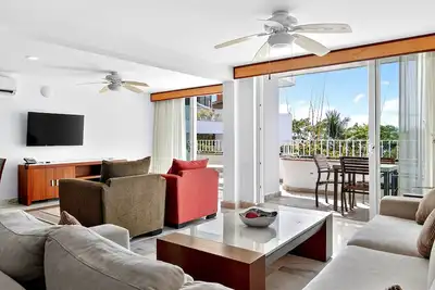 Image de Stunning oceanview suite with cliffside infinity pool, terrace & gourmet kitchen