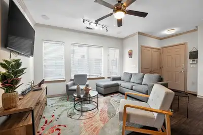 Image de Spacious Stay - Walk to Ut+Dkr Stadium - Sleeps 6