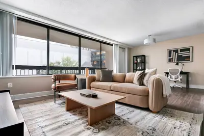 Image de Blueground | Crystal City, pool, nr Potomac River