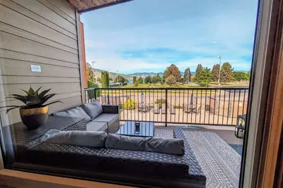 Image de Downtown Retreat: Walkable, Lake & Mountain Views