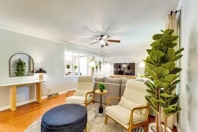 Image de 1 Mi to Dtwn: Quiet Retreat w/ Yard in Clinton