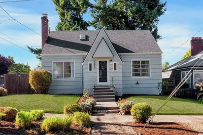 Image de Charming Tudor w/ Fenced Yard in Walkable Ne Pdx