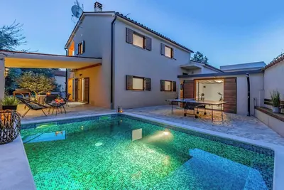 Image de Spacious home with swimming pool and gym