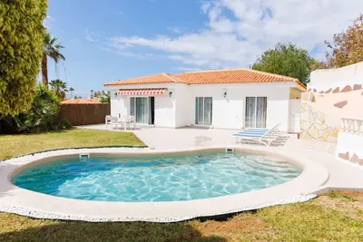 Image de New Private Retreat: 3br Villa with Heated Pool