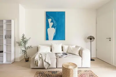 Image de Discover the \"Holiday\" - Where City Living Meets cozy Tranquility!