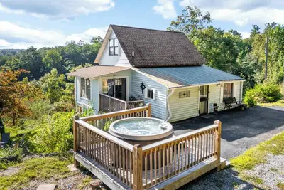Image de Hilltop Farmhouse - Hot Tub, Views & Fire Pit!