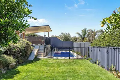 Image de Welcome to your perfect family getaway in Marmion! This spacious home combines comfort, fun, and convenience — with endless entertainment for kids, modern amenities for adults, and the coast just minutes away.