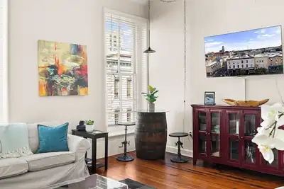 Image de Heart of Savannah + Walk Everywhere From This Stylish Condo by Lucky Savannah