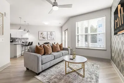 Contemporary Living 5 Min From Downtown