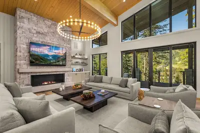 Image de Breathtaking ski residence - theater room, sauna, gym, heated driveway and hot tub deck