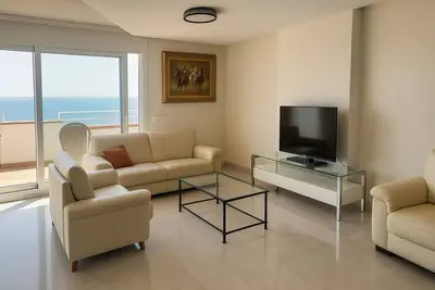 Image de Mediterranean Elegance with Spain Views 2br Apartment