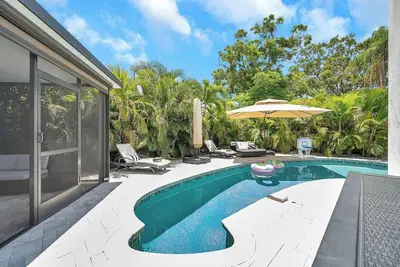 Image de Paradise Found Home With Private Heated Saltwater Pool And Cabana Plus Game Room