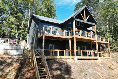 Image de Charming 3 Bed 2 bath Riverfront New! Chic Home in Demorest, Ga mountains.