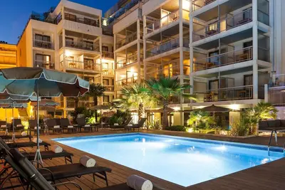Image de Suite Junior avec vue sur la piscine et terrasse