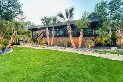 Image de Spacious 4-bedroom estate in Atlanta with Outdoor Fitness Area, Pool & Waterfall.