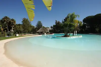 Image de Appartement 'Bonito Piso Con Jardines Y Piscina' avec piscine partagée, Wi-Fi et climatisation