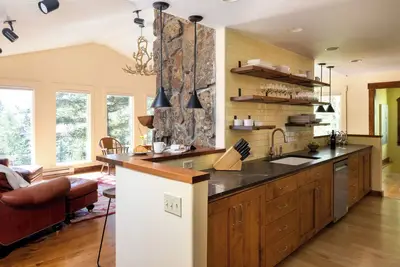 Image de Outpost: Tuckaway House - Private Hot Tub!