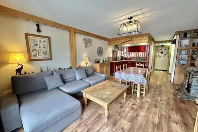 Image de 1er étage, balcon, cheminée ou poêle à bois, télévision, casier à ski, 76m², Vars