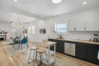 Image de Modern Indy Retreat with Hot Tub, Outdoor Oasis, Prime location to Lucas Oil