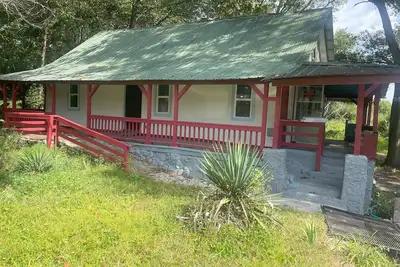 Image de 4-bedroom house in adorable Summerville with Ac