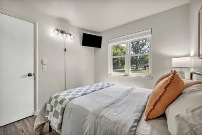 Image de Fenced & Pet-Friendly! Modern 2br Retreat! Cle-Bw