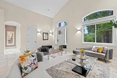 Image de The Villa – Tuscan Bellevue Retreat • Free Parking + Ev Charger