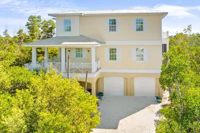 Image de Luxury Home- Coastal Chic Retreat in South Seas – Steps from the Beach-4 Bedroom