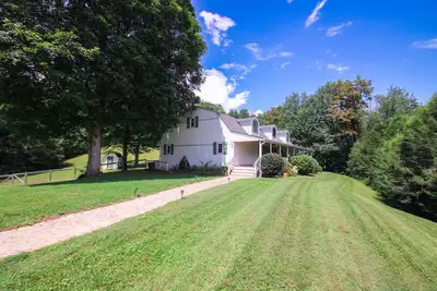 Image de Boone Barn Home | Sleeps 14 | Huge Fenced Yard