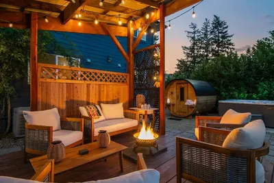 Image de Sauna, Hot Tub, Cold plunge steps from Golf/Lounge