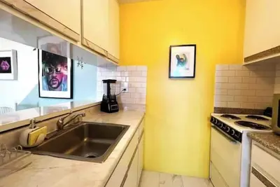 Image de Beach Getaway w Pool + Balcony+Parking!