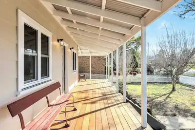 Image de Newly renovated 4 bed, 3 bath retreat with lux stone fireplace & cook’s kitchen