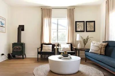 Image de Updated Beach Cottage with Cedar Hot-tub 15 min walk to both beach and downtown!