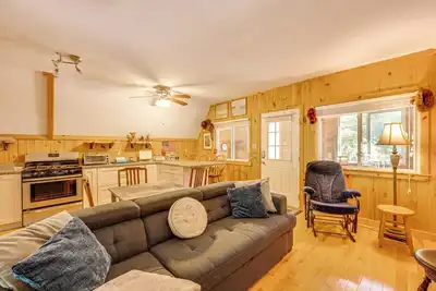 7 Mi to Ski Slopes! Cozy Madison Cabin w/ Fire Pit