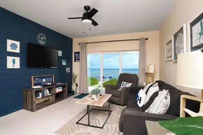 Image de Natty’s Cove: Beach front + Pool, Gym & Tennis!