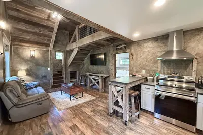 Image de Bison Ridge Cabin #1 | Pet Friendly | 4br Getaway w/ Hot Tub, Fire Pit & Grill | Sleeps 8!