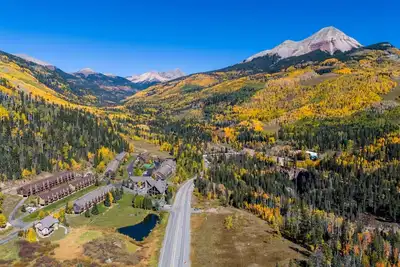 Fireplace, Hot Tubs, Pool, Free Ski Shuttle!