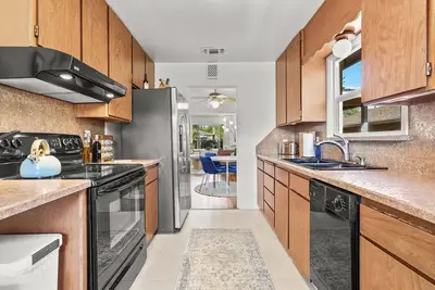 Image de The Dandelion House in the Garden Tract Redding, California