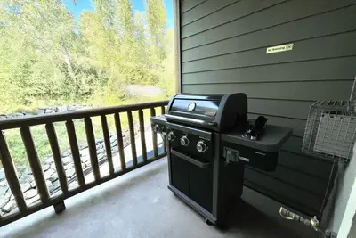 Image de Spacious 3 Bdrm, 2 Bath Condo in Fernie! Walk to Downtown, Ski 6 mins away!