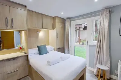 Image de A beautifully modernised and spacious four bedroom house set amongst the trees