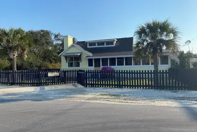 Image de Ocean view, steps to St. Joe/Mexico Beach, screened porch, 2 Lr, new kitchen