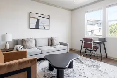 Image de Blueground | Coyote Creek North, pool, nr Great Mall