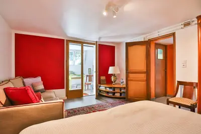 Image de Chambre d'hôtes 'Txori Etxea - Rez-de-Jardin' avec piscine, cuisine, petit-déjeuner