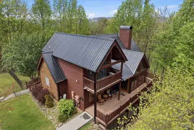 Image de Lodge with Fire Pit, Indoor and Outdoor Fireplace, Hot Tub, Games, King Beds