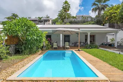 Image de Villa avec piscine, cuisine d'été et vue sur océan