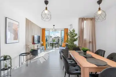 Image de Bright Beach Retreat -Walk to Sand, Shops & Dining