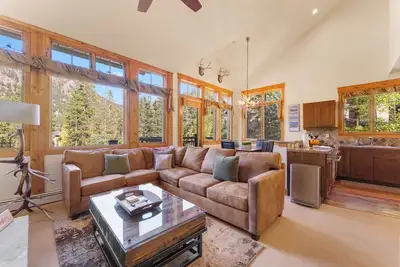 Image de Mountain-View Townhome | 2 Mins to Slopes | Pool & Hot Tub Access