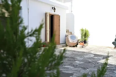 Image de Cozy home in Omodos with mountain views, garden, WiFi, and private parking.